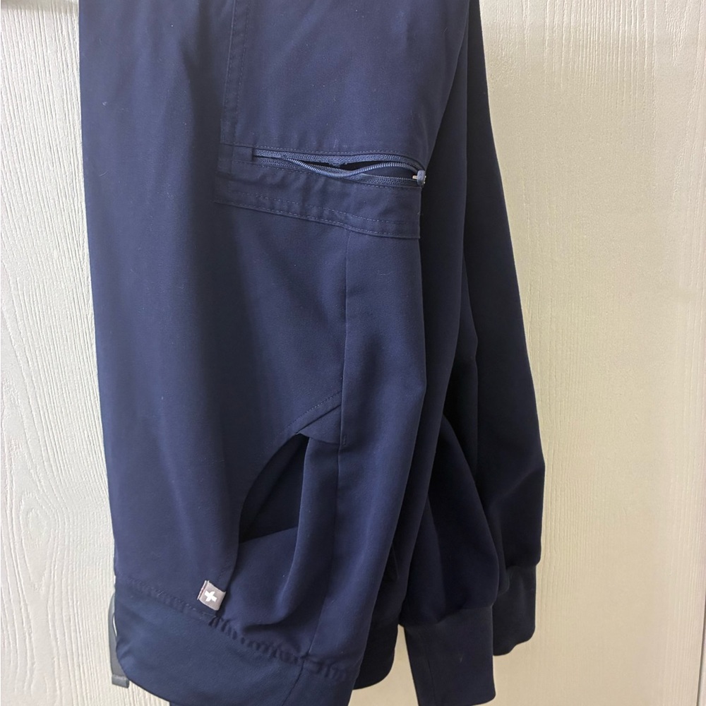 Figs technical collection navy blue scrub pants, jogger size small broken zipper